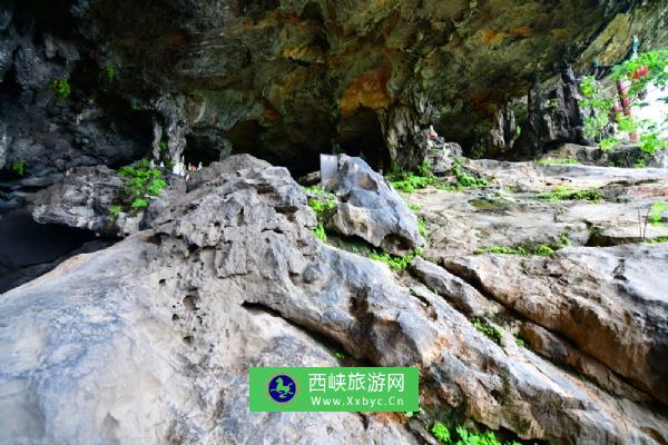 招隐寺主洞规划建殿堂，沿洞塑十八罗汉，下层岩洞为观音殿，再往下的岩洞为“十八层地狱”现已修建了上山石级、大殿、六祖像等。建筑面积100多平方米。另规划建藏经阁、客堂、厢房、库房、厨房，建筑面积480平方米，用地约二亩。