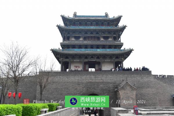 南门是平遥古城正门，大名“迎薰门”。熏，有暖热的意思，隐含迎来祥和美好，喜庆大吉。