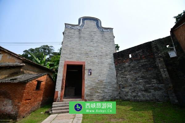 塘尾古围墙、围门和炮楼:始建于明，历代有维修。围墙绕古村落成封间一周，周长860.8米，高5米，宽0.35米，红石墙基，青砖墙体，每隔4米有一附墙。