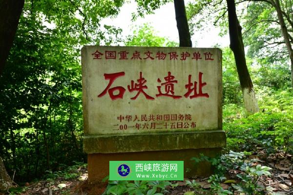 石峡遗址位内包含4个不同时期的考古学文化堆积，第一层是距今6000年左右的新石器时代文化层；第二层是距今5000—4000年被命名为“石峡文化”的新石器晚期文化层；第三层是距今3800—3100年的早期青铜文化层；第四层是时代与中原地区西周晚期到春秋时期相当的晚期青铜文化层。遗址发现柱洞、灰坑、陶窑等遗存，清理墓葬136座。