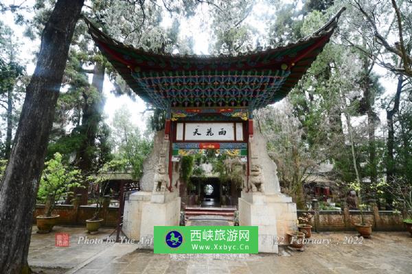 涌金寺位于秀山顶峰，创建于宋代，是秀山上规模最大、年代古老的建筑。高朗轩敞，山门前为一石砌平台，登上平台可远眺杞麓湖，波光粼粼，田畴平展。进入寺门，正中为“秀山古柏阁”，阁内悬有通海著名书法家阚祯兆所书匾额“千峰翠”。有一回文联：“秀山玺雨青山秀，香柏鼓风古柏香”。寺内有宋柏、元杉。古柏苍劲，香杉荫森，四五人才能合抱。