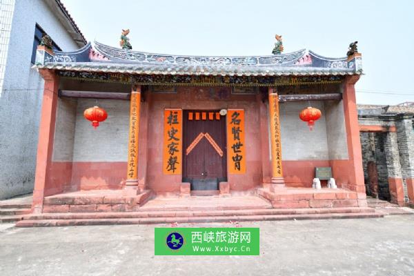 梅菴公祠：塘尾上班李氏十二世祖李梅菴的家祠。始建于明万历前间，清道光元年（1821年）重装修。坐北向南，三开间二进院落布局，首进设二塾台，抬梁与穿斗混合式梁架结构。宽9.88米，长14.3米，占地面积141.28平方米。砖木结构，硬山顶，抬梁与穿斗混合式梁架。 梅公祠保留从明代十世祖至清代二十二祖的祖先牌位原物，为东莞地区罕见。公祠还摆放了塘尾民间信仰神康王的神像，因而又称康帅府。