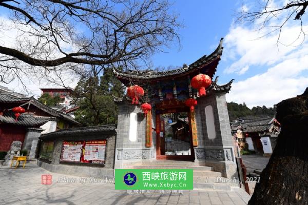 白马龙潭寺位于丽江古城南端狮子山脚，始建于清乾隆十九年，背靠狮子山，与山上之万古楼遥相呼应；寺前有一潭清泉，名狮乳泉，又称白马龙潭。寺外有三个用青石堆砌成的池子，潭水依次注入三个池中，这就是三眼井。