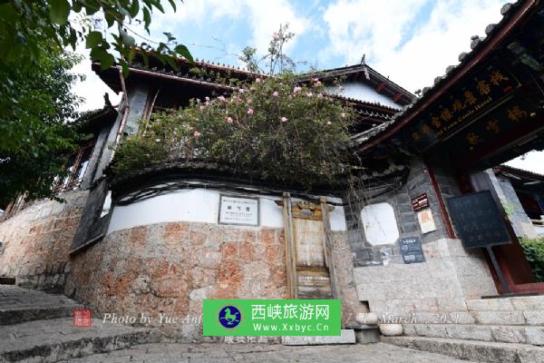 嵌雪楼位于丽江古城狮子山北端，双石桥畔净莲寺内，又名皈依堂。1988年11月，丽江县人民政府公布为第三批县级重点文物保护单位。