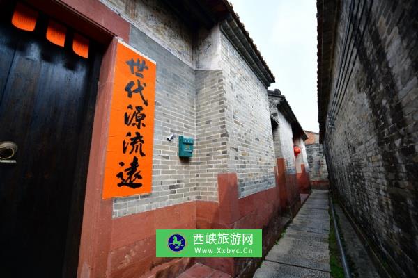 七房厅与墩睦堂:为家祠与家祠结合的典型代表。七房厅为李松石家祠（乡民习称家祠为“厅”)，墩睦堂为李松石之子家祠，中间有房门和天井相通，建筑总宽度为9.6米，总长度为20.95米，其中七房厅长10.31米、中间天井长1.04米，墩睦堂长9.6米。七房厅建于同治、咸丰年间，墩睦堂建于光绪年间，皆为三开间二进院落布局。墩睦堂封檐板、梁架木雕工艺精美 。