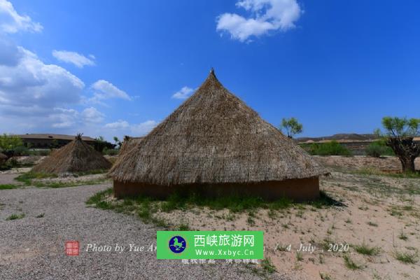 水洞沟村聚落共有29处地穴式建筑遗址，景区选择了其中一些地穴式的居室进行了恢复，游客可以直观地了解到先民们的居住形式。