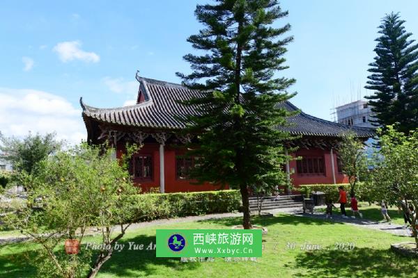 龙川学宫在龙川县佗城镇学前。始建于清康熙七年（1668年），由照壁、长廊、棂星门、泮池、拱桥、东西庑、大成殿、明伦堂、尊经阁等组成。由于年久失修，部分被毁坏。现存大成殿和明伦堂、尊经阁等。