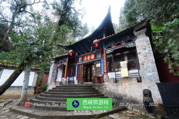 涌金寺俗称大顶寺，是秀山位置最高的建筑，因山势如“地涌金莲”而得名。占地面积6000多平方米。 此寺分三进，殿宇宏深，寺门雄踞于半圆形石阶之上，“涌金寺”3个贴金大字雄浑庄重。