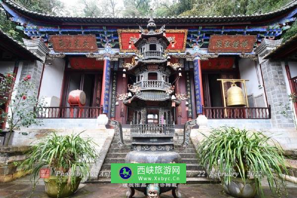 秀山普济寺位于通海秀山风景区，始建于1428年，原名三元宫，是秀山上的第一座道观，后经多次修缮，逐渐变为佛教寺院，并更名为普济寺。整个建筑群还包括了田勾町王庙、三王浮雕、海天春晓石匾等景点，有着浓厚的历史沉淀。