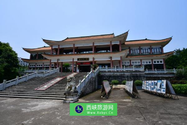 马坝人博物馆即韶关市曲江区博物馆，位于广东省韶关市曲江区马坝镇西南3公里的马坝人遗址景区内，与全国重点文物保护单位——石峡遗址和马坝人遗址相邻，是以著名早期人类化石“马坝人”命名的遗址博物馆。