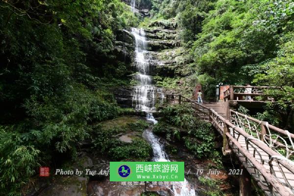 千层岩瀑布高约100米，宽约10米，瀑水从山顶绝壁奔泻而下，落入崖壁半腰台地茂林之中，再由山腰缓流，沿千层石岩飘然坠落，无数银丝形成一幅巨大的银帘，如仙姬秀发，飘飘洒洒。由于瀑水被岩石分为了三段，加上两壁翠蔓缠绕，景色秀丽，人们又称之为“三叠映秀”。 相传女娲补天时，采用结绳记事，刻石记日。她补天时，每过一天便在岩壁上刻一道剑痕。碧峰峡景区的千层岩壁上，就有女娲留下的剑痕1028道，这千层岩上的断痕便是她当时补天记日留下的原始刻印。也就是说，女娲在这里采集五彩石来补1028天！