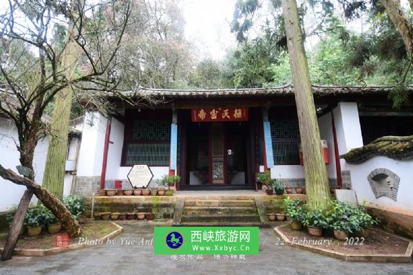 清凉台确是“古殿风生六月寒”，寺院地势高峻，四围绿树掩映，背山面湖，凉风不断，是避暑对弈、品茗的佳境。台内遍悬历代名人的匾、联，不负“匾山联海”的盛名。