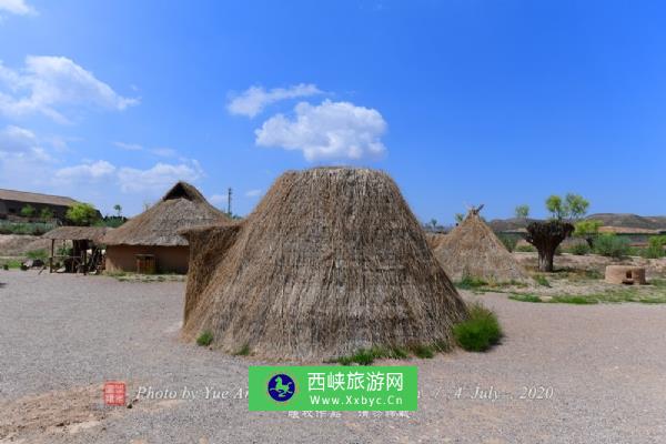 水洞沟村继承了这种古老的居住方式，在黄土坡上先挖出一定深度的地穴，然后在地穴四周边缘上，用土坯垒起矮墙，使之高出地面，再以桁条，木椽搭顶，复以柴草，在柴草上糊以泥巴，防止漏水。这种居室建筑极其廉价，是远古人类居住方式的最佳选择。我国北方地区群众习称其为“地窝子”、“地窨子”。它产生于生产力极不发达的远古时代，伴随着人类存在了数千年，直到上世纪六十年代才逐渐被人们废弃，最终退出了历史舞台。