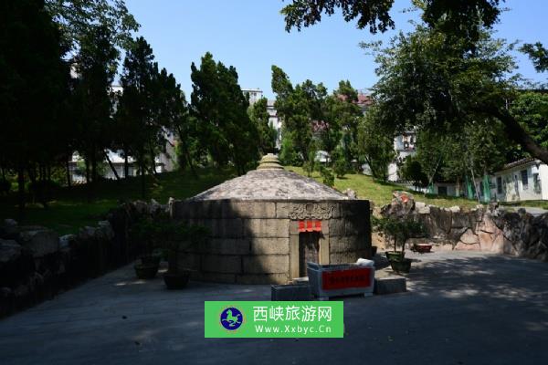 距白沙祠东北角约50米处，是一个建于明代弘治十年（1497年）的陈白沙父母合葬墓，墓碑石白沙先生用茅龙笔书写的。四周松柏长青。