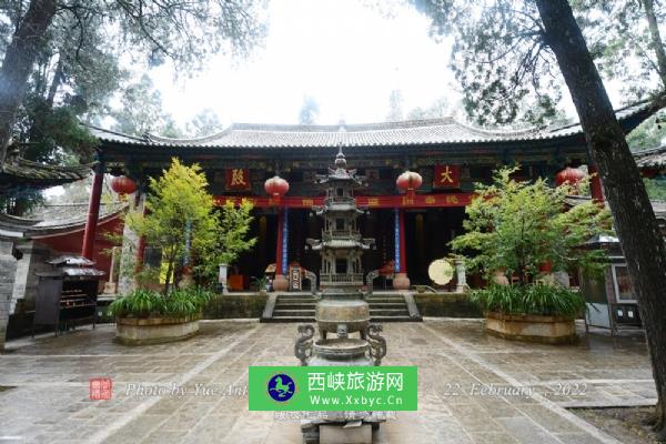 涌金寺位于秀山上部，创建于宋朝理宗嘉熙(公元1237-1240年)间，修于元惠宗至正(公元1340-1368年)年间，近千年均为滇中大刹，子孙丛林，明清时寺内僧人达百余人。