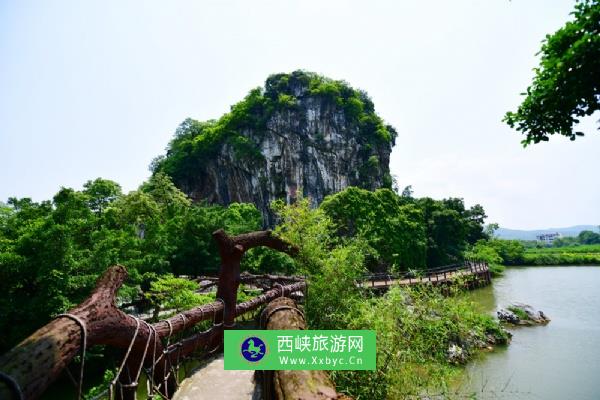 当地的“马坝人”遗迹和“石峡文化”遗址闻名中外，马坝人是介于中国猿人和现代人之间的一种古人类型，考古学家和艺术家在银岩内复原了12万年前马坝人的生活群像，在桂花岩内再现了四五千年前马坝新人生活群像，洞外有多种游乐设施，有仿古式的“野烤峒”和“狩猎冲”，可乘仿古独木舟游洞中湖。